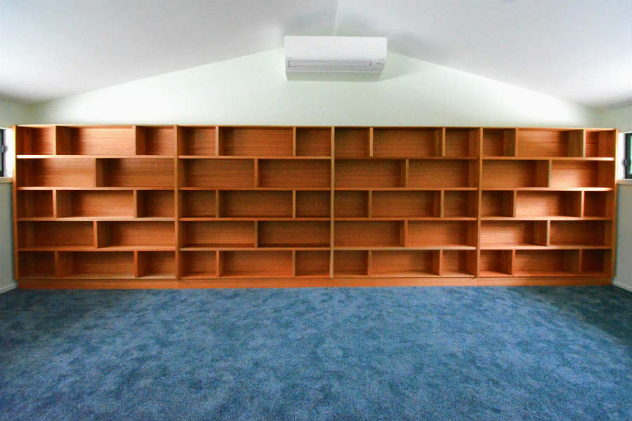 Custom made pacific maple bookcase in Kangaroo Valley. Custom made joinery and cabinet making.