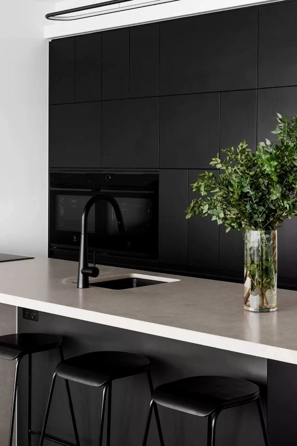 Designed with the customer brief for a minimalist style with a monochromatic colour pallet. We achieved this with the use of black cabinets, white walls, and the Quantum Quartz Concrete Matte benchtop The clean minimalist design with integrated appliances and no handed.